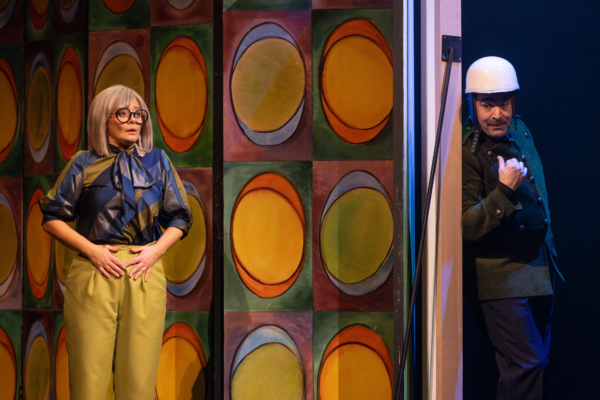 »Neues vom Räuber Hotzenplotz«. Antje Trautmann (Großmutter) und Sebastian Reck (Räuber Hotzenplotz). Foto: Silke Winkler.