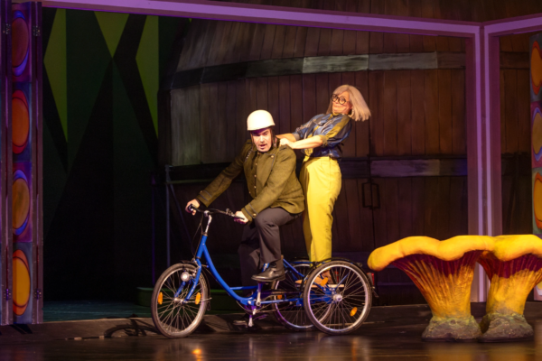 »Neues vom Räuber Hotzenplotz«. Sebastian Reck (Räuber Hotzenplotz) und Antje Trautmann (Großmutter). Foto: Silke Winkler.