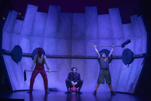 »Neues vom Räuber Hotzenplotz«. Maximilian Gehrlinger (Kasperl), Christoph Götz (Oberwachtmeister Dimpfelmoser) und Rudi Klein (Seppel). Foto: Silke Winkler.