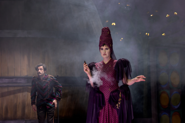 »Neues vom Räuber Hotzenplotz«. Christoph Götz (Oberwachtmeister Dimpfelmoser) und Jennifer Sabel (Portiunkula Schlotterbeck). Foto: Silke Winkler.