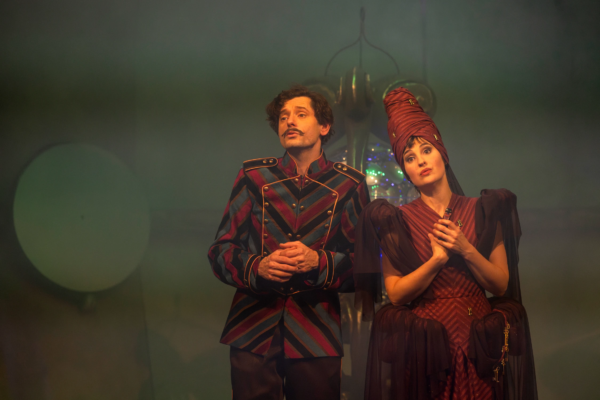 »Neues vom Räuber Hotzenplotz«. Christoph Götz (Oberwachtmeister Dimpfelmoser) und Jennifer Sabel (Portiunkula Schlotterbeck). Foto: Silke Winkler.