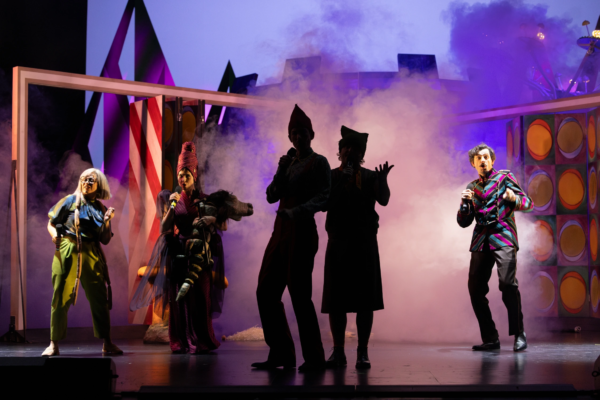 »Neues vom Räuber Hotzenplotz«. Antje Trautmann (Großmutter), Jennifer Sabel (Portiunkula Schlotterbeck) mit Hund Wasti, Maximilian Gehrlinger (Kasperl), Rudi Klein (Seppel) und Christoph Götz (Oberwachtmeister Dimpfelmoser). Foto: Silke Winkler.