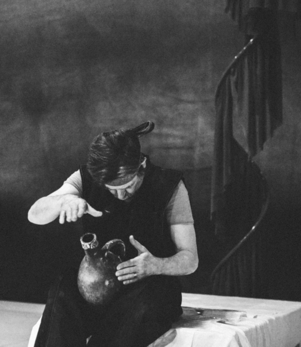 »Marsyas. Der Wettstreit«. Rhys Martin (Sokrates). Foto: Jacintha Nolte.