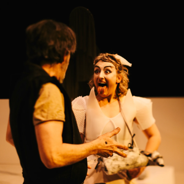 »Marsyas. Der Wettstreit«. Rhys Martin (Sokrates) und Josephine Buchwitz (Marsyas). Foto: Jacintha Nolte.