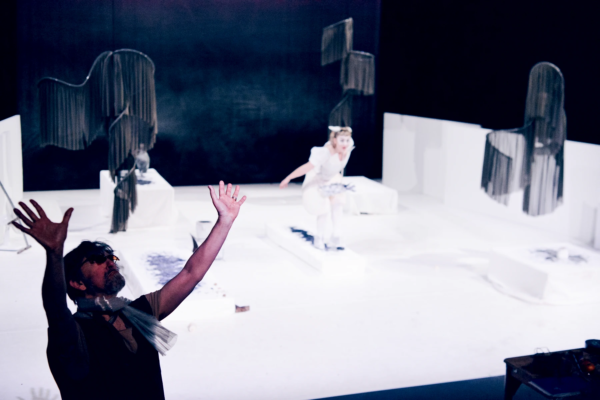 »Marsyas. Der Wettstreit«. Rhys Martin (Sokrates) und Josephine Buchwitz (Marsyas). Foto: Jacintha Nolte.