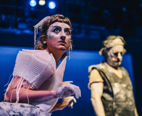 »Marsyas. Der Wettstreit«. Josephine Buchwitz (Marsyas) und Rhys Martin (Sokrates). Foto: Jacintha Nolte.