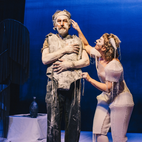 »Marsyas. Der Wettstreit«. Rhys Martin (Sokrates) und Josephine Buchwitz (Marsyas). Foto: Jacintha Nolte.