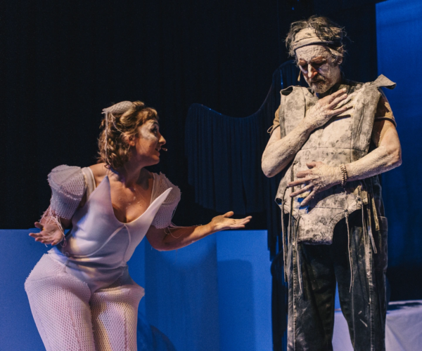 »Marsyas. Der Wettstreit«. Josephine Buchwitz (Marsyas) und Rhys Martin (Sokrates). Foto: Jacintha Nolte.