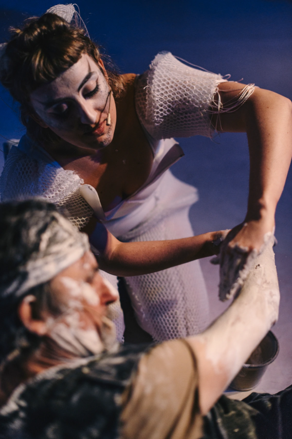 »Marsyas. Der Wettstreit«. Rhys Martin (Sokrates) und Josephine Buchwitz (Marsyas). Foto: Jacintha Nolte.