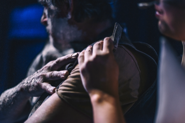 »Marsyas. Der Wettstreit«. Rhys Martin (Sokrates) und Josephine Buchwitz (Marsyas). Foto: Jacintha Nolte.
