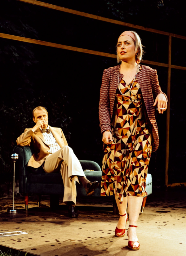 »Hedda Gabler«. Michael Hecht (Mr. Brack) und Josephine Bönsch (Hedda Gabler). Foto: Geronimo Schmidt.