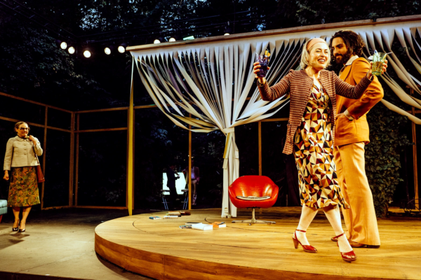 »Hedda Gabler«. Anna Pircher (Thea Elvsted), Josephine Bönsch (Hedda Gabler) und Elias Baumann (Ejlert Lövborg). Foto: Geronimo Schmidt.