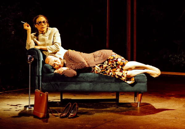 »Hedda Gabler«. Anna Pircher (Thea Elvsted) und Josephine Bönsch (Hedda Gabler). Foto: Geronimo Schmidt.