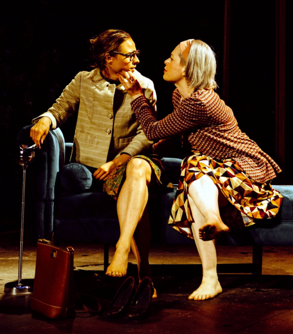 »Hedda Gabler«. Anna Pircher (Thea Elvsted) und Josephine Bönsch (Hedda Gabler). Foto: Geronimo Schmidt.