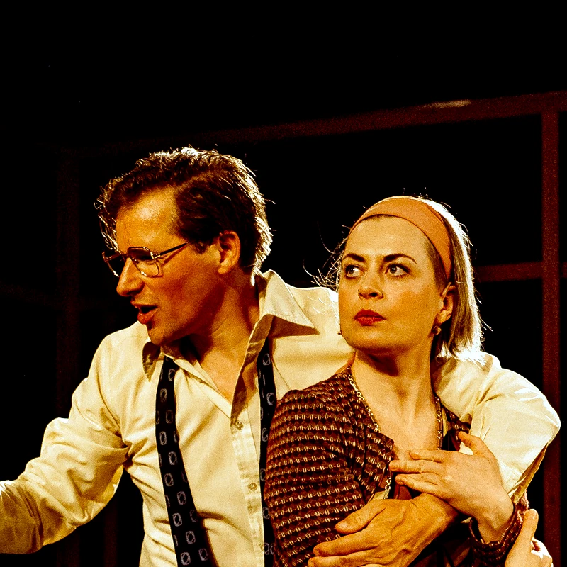 »Hedda Gabler«. Moritz Peters (George Tesman) und Josephine Bönsch (Hedda Gabler). Foto: Geronimo Schmidt.