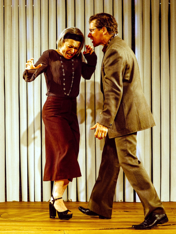 »Hedda Gabler«. Josephine Bönsch (Hedda Gabler) und Moritz Peters (George Tesman). Foto: Geronimo Schmidt.