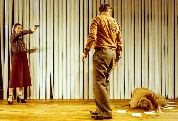 »Hedda Gabler«. Josephine Bönsch (Hedda Gabler), Moritz Peters (George Tesman) und Michael Hecht (Mr. Brack). Foto: Geronimo Schmidt.